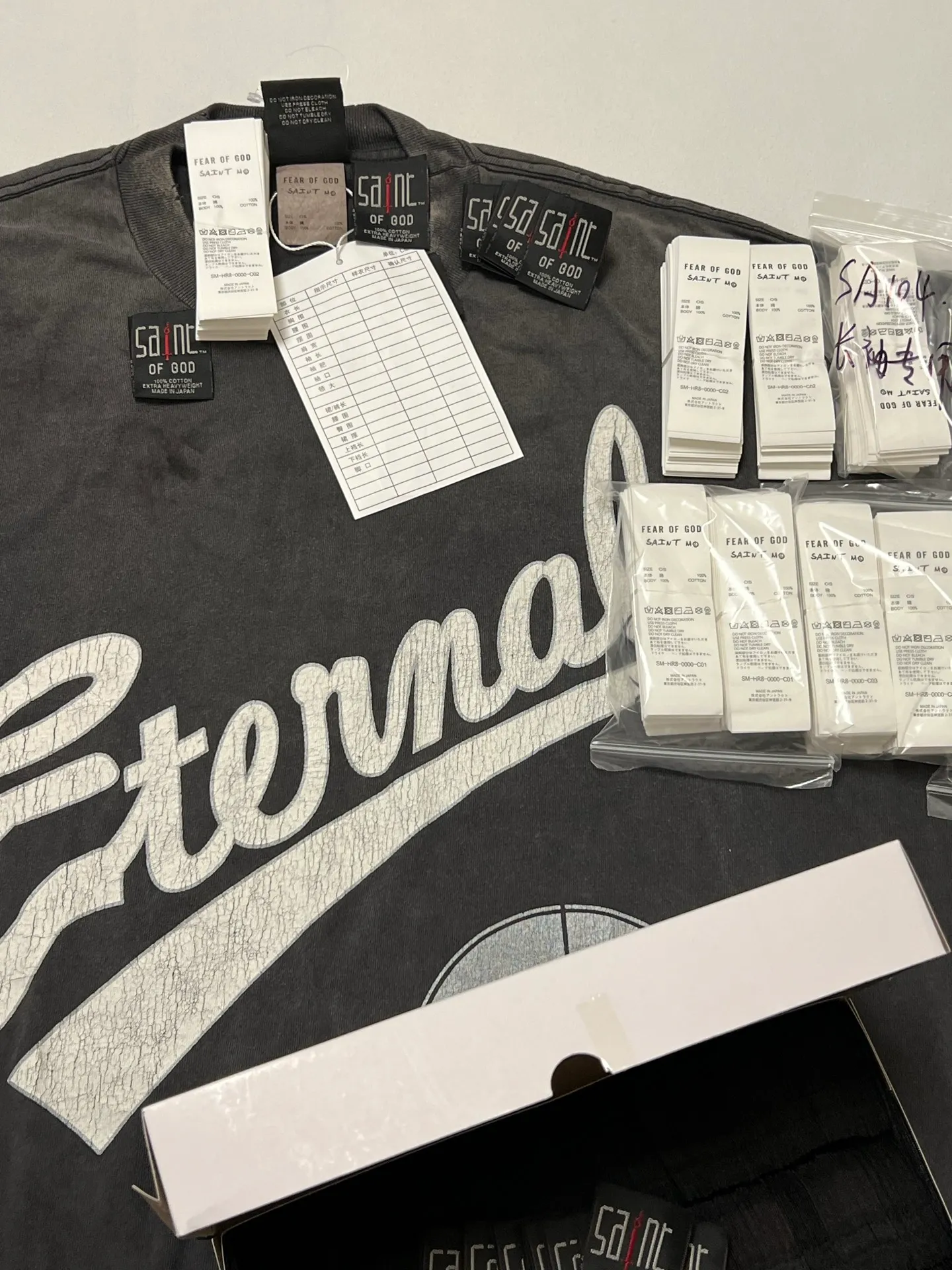 Customized original co-branded main label/wash label SAINT Mxxxxxx × FEAR OF GOD FG_SS TEE/SNT OF GOD/BLK 25SS Heavy FOG co-branded model SAINT OF GOD prayer short sleeves Washed black S-XL This season's blockbuster co-branded model FOG manager JERRY personally carries the goods. The SAINT OF GOD series co-branded has gained quite a lot of buzz. Top-notch printing technology uses silver sand and cracked pulp on the front and rear panels for deep restoration.